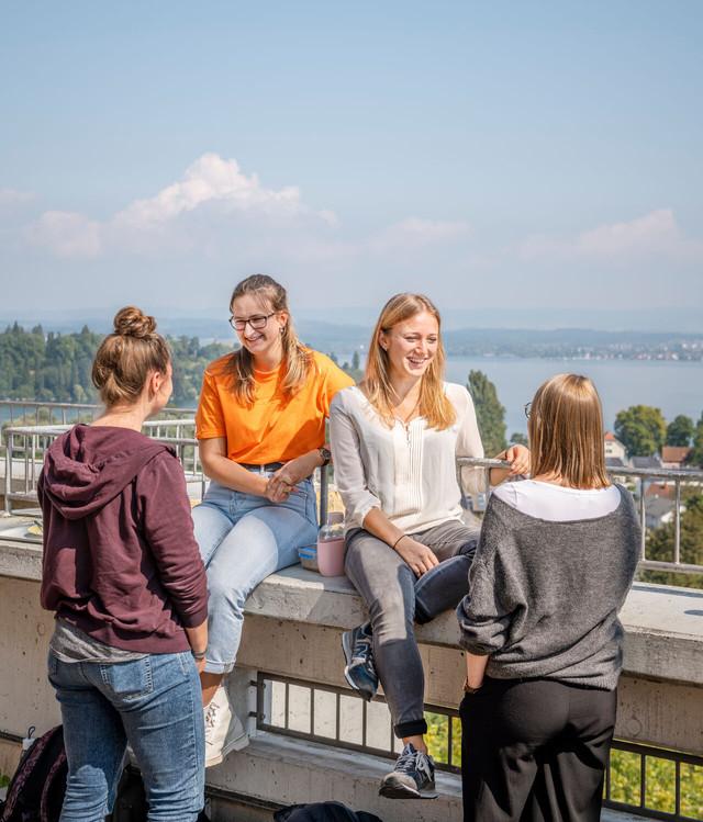 Konstanz-Universitaet-Dachterrasse-Studenten-Untersee-02_Spaetsommer_Copyright_MTK-Dagmar-Schwelle