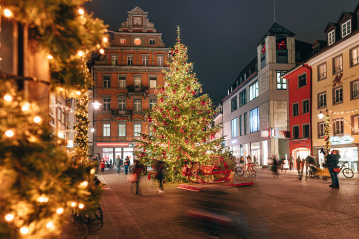 Konstanz-Altstadt-Marktstaette-Weihnachtsbeleuchtung-Baum-Schlitten-Abend-01_Copyright_MTK-Leo-Leister